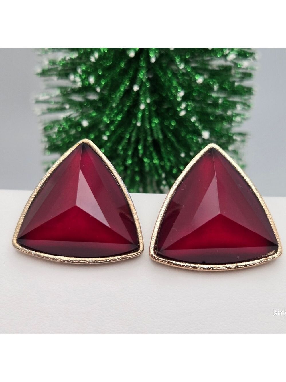 ✨2/$10✨ Vintage 80s Red Pyramid Triangle Stud Earrings Gold Tone